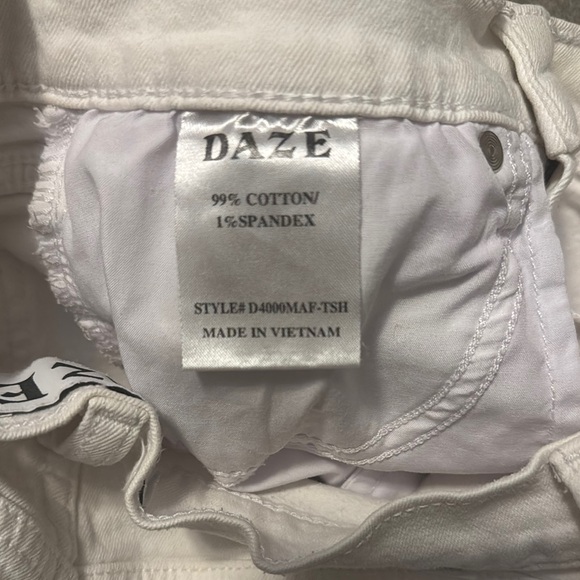 White Distressed DAZE Denim Shorts Size 26/ Small - Picture 4 of 9